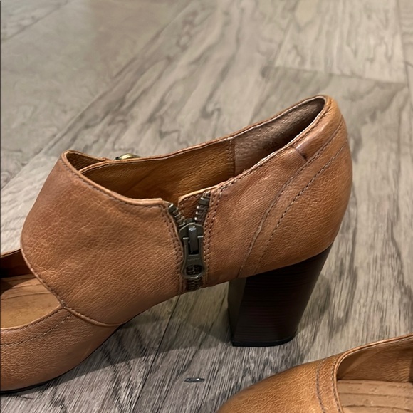 Clarks Brown T-Strap Heels with Chunky Heel - Picture 7 of 11
